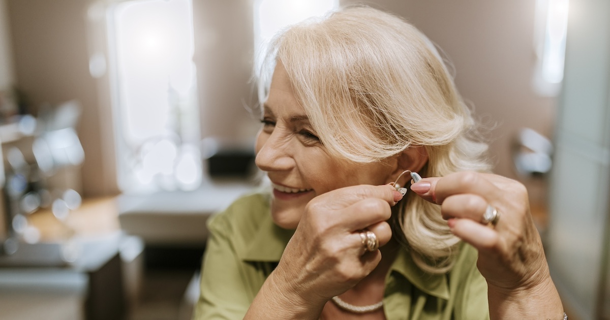 Signia apresenta aparelhos auditivos estilo earbud com qualidade de som de nível de prescrição