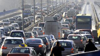 Uma autoestrada com trânsito congestionado em ambas as direções