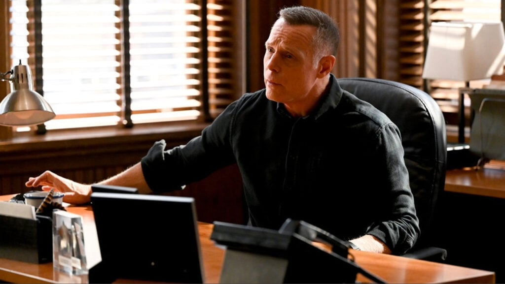 Voight está sentado em sua mesa.