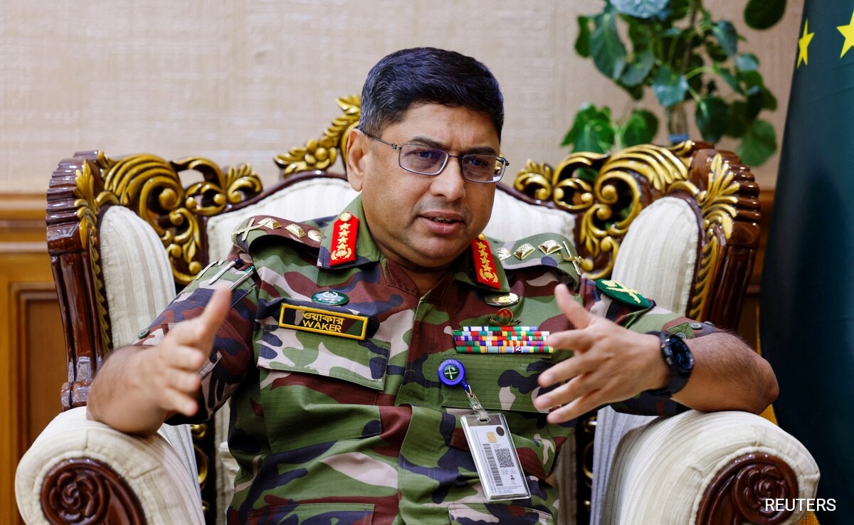 Chefe do Exército de Bangladesh promete apoio ao governo interino "aconteça o que acontecer"