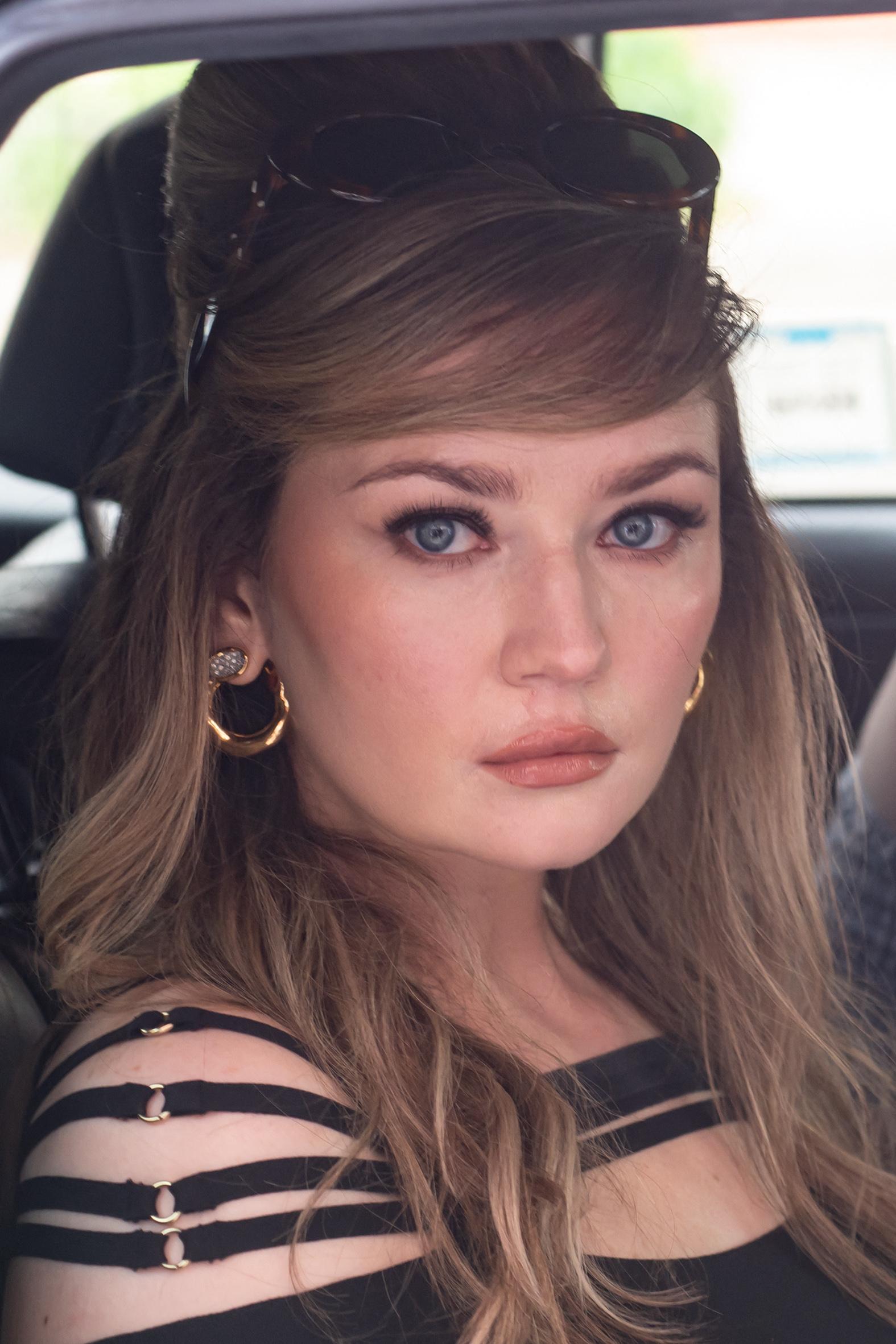 Anna Delvey sai com estilo enquanto se dirige para uma consulta no ICE