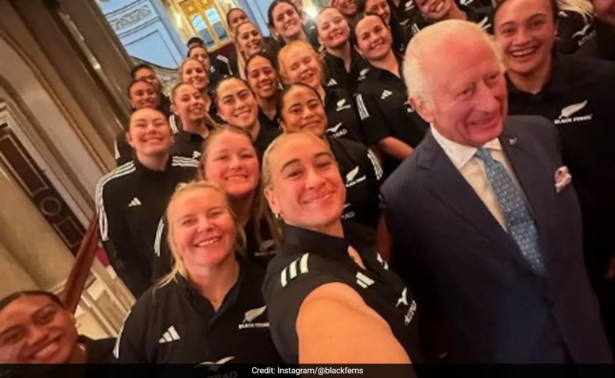 O abraço caloroso do Rei Charles com a Seleção Feminina de Rugby da Nova Zelândia