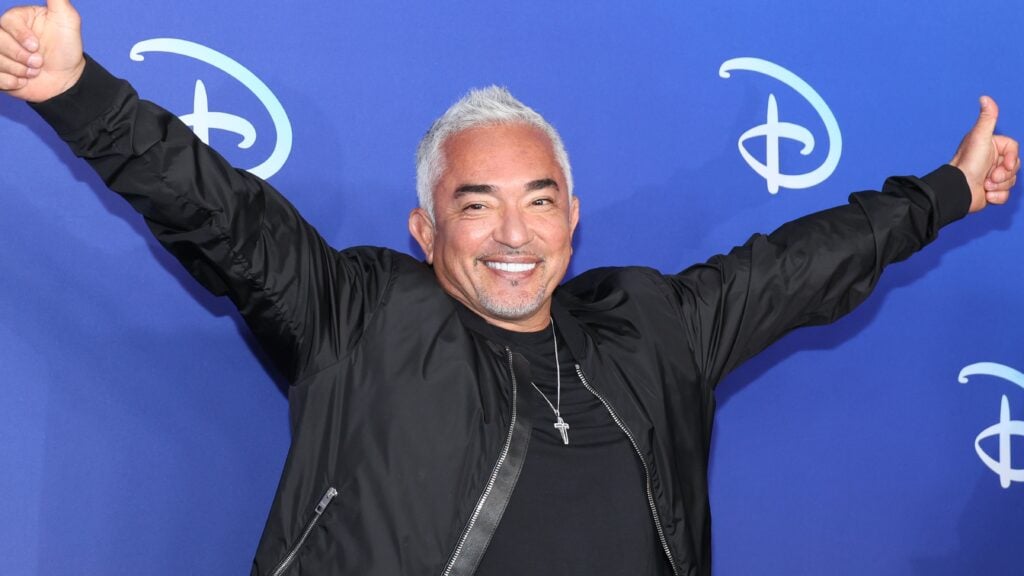 Cesar Millan participa do 2022 ABC Disney Upfront em Basketball City - Pier 36 - South Street em 17 de maio de 2022 na cidade de Nova York.