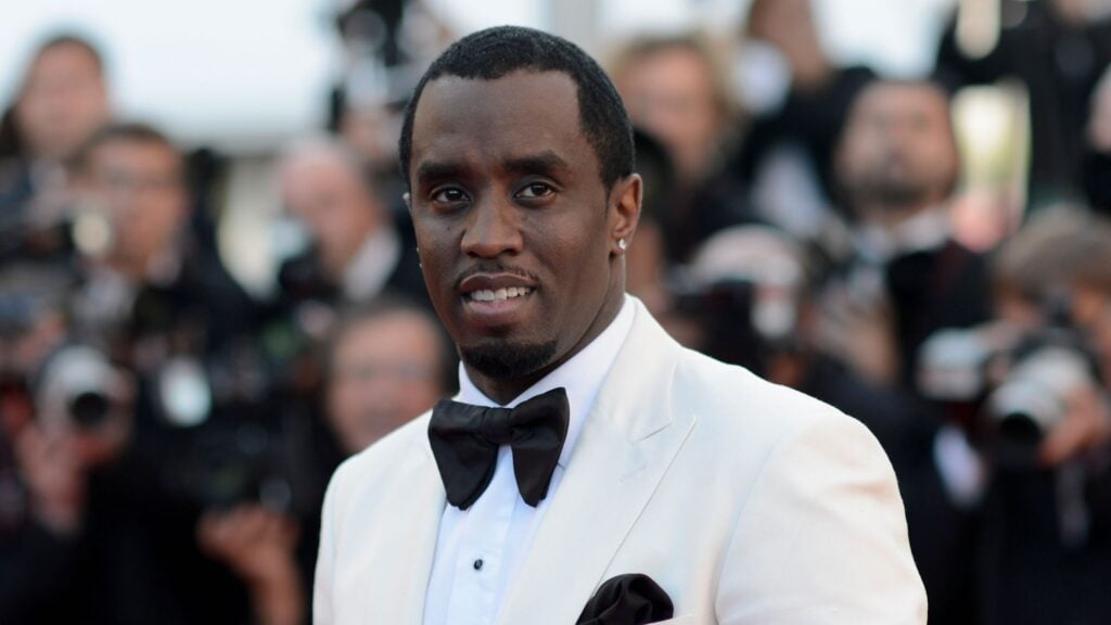 Sean Combs comparece à estreia de