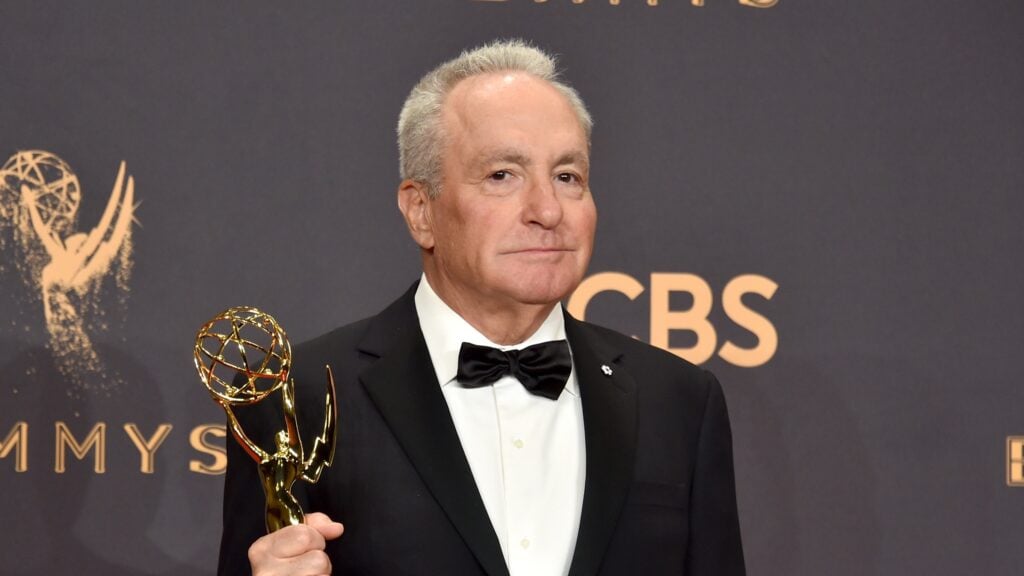 O produtor Lorne Michaels, vencedor do prêmio de Melhor Série de Variedades/Esquetes por 'Saturday Night Live', posa na sala de imprensa durante a 69ª edição do Primetime Emmy Awards no Microsoft Theater em 17 de setembro de 2017 em Los Angeles, Califórnia.