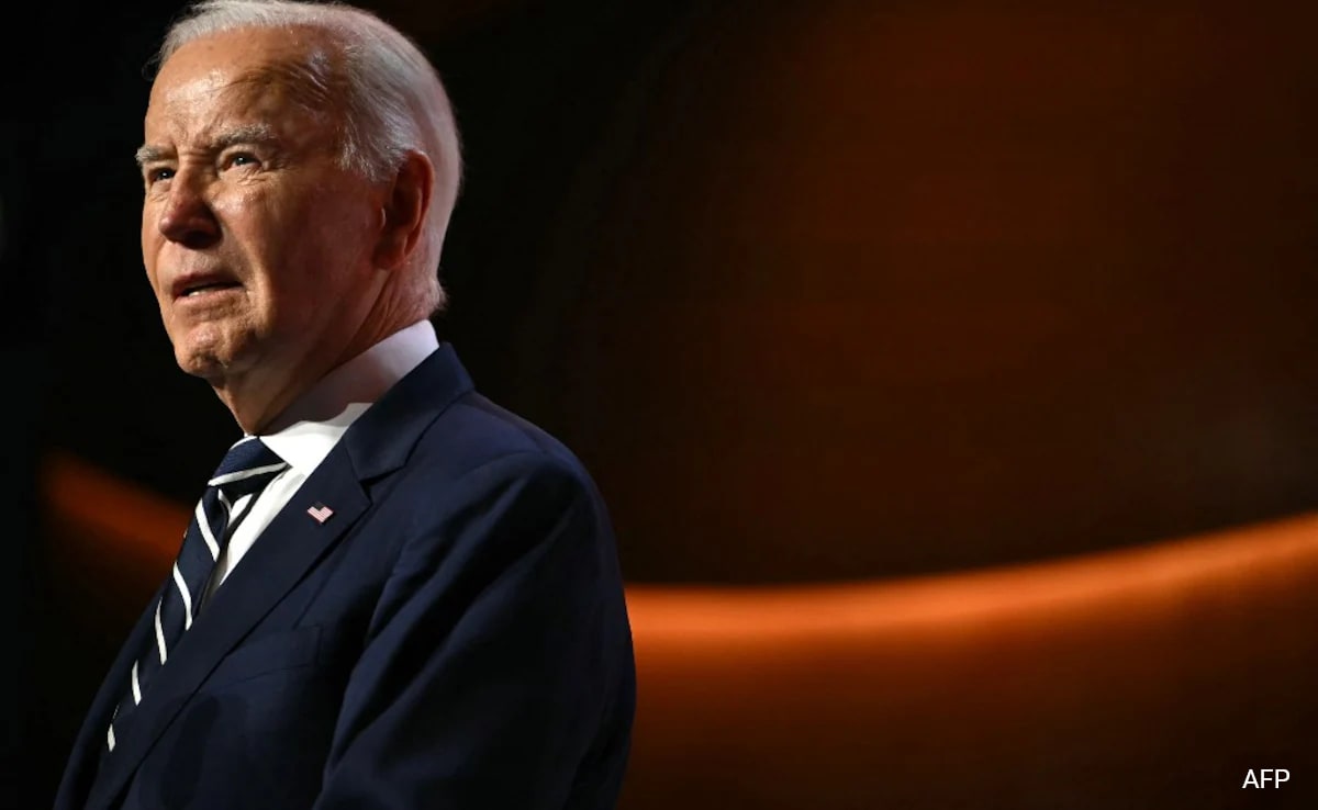 Joe Biden diz a Hillary Clinton "eu te amo" após ser "preso" pela esposa