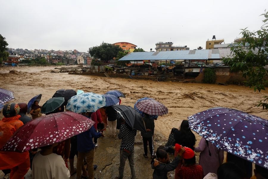 200 mortos em enchentes e deslizamentos de terra no Nepal, as operações de resgate continuam