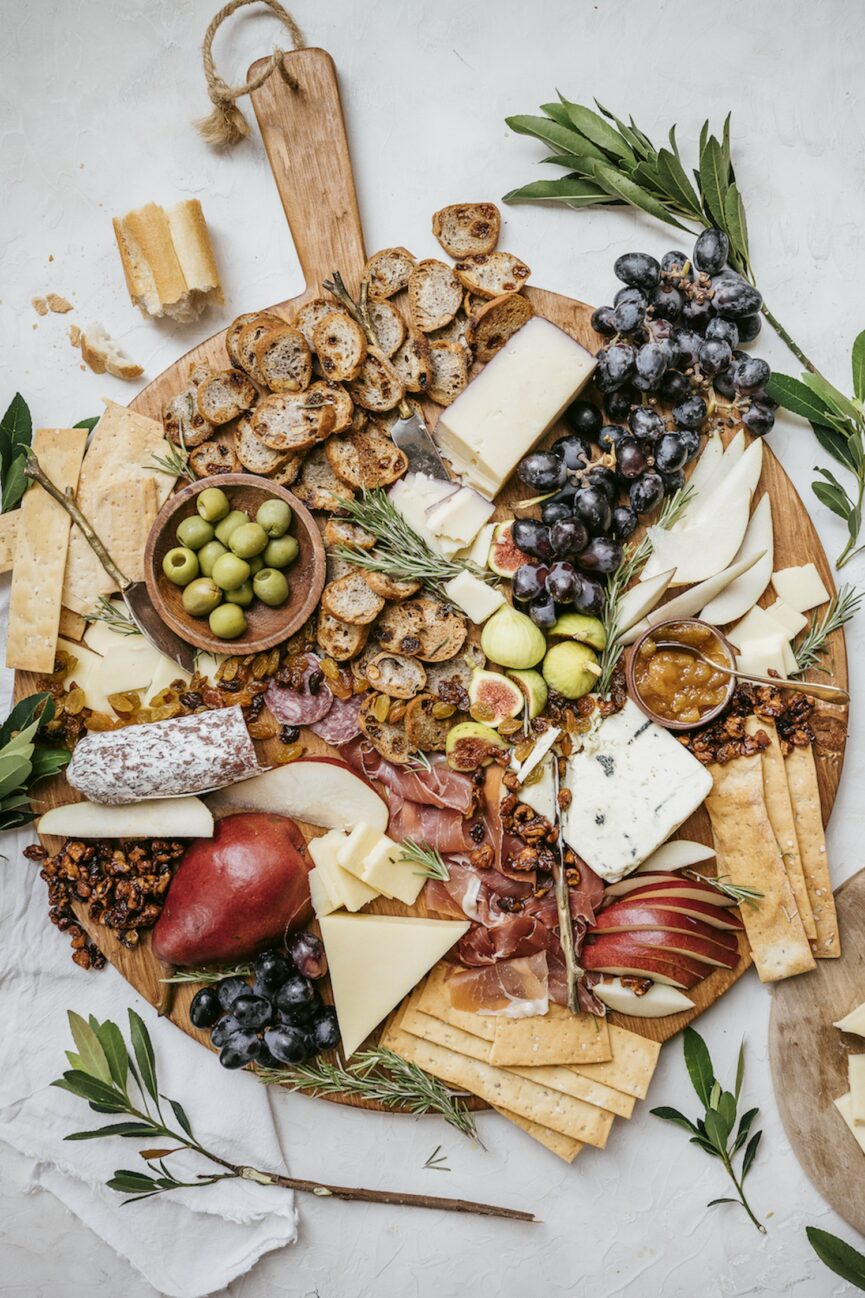 tábua de queijos com uvas e azeitonas_melhor queijo para charcutaria