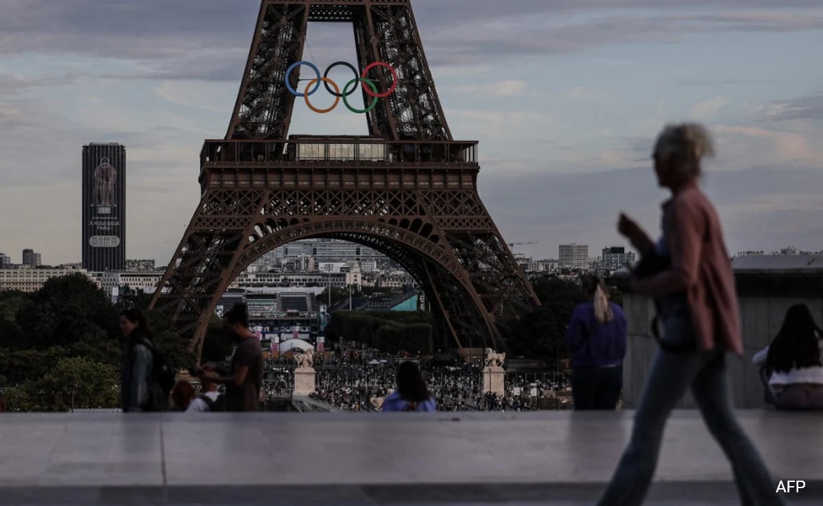 Como os anéis olímpicos na Torre Eiffel se transformaram em batalha política na França