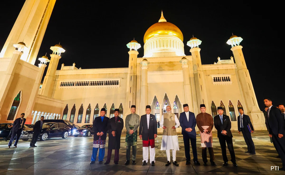 PM Modi, em visita histórica a Brunei, vai à mesquita icônica e se encontra com famílias