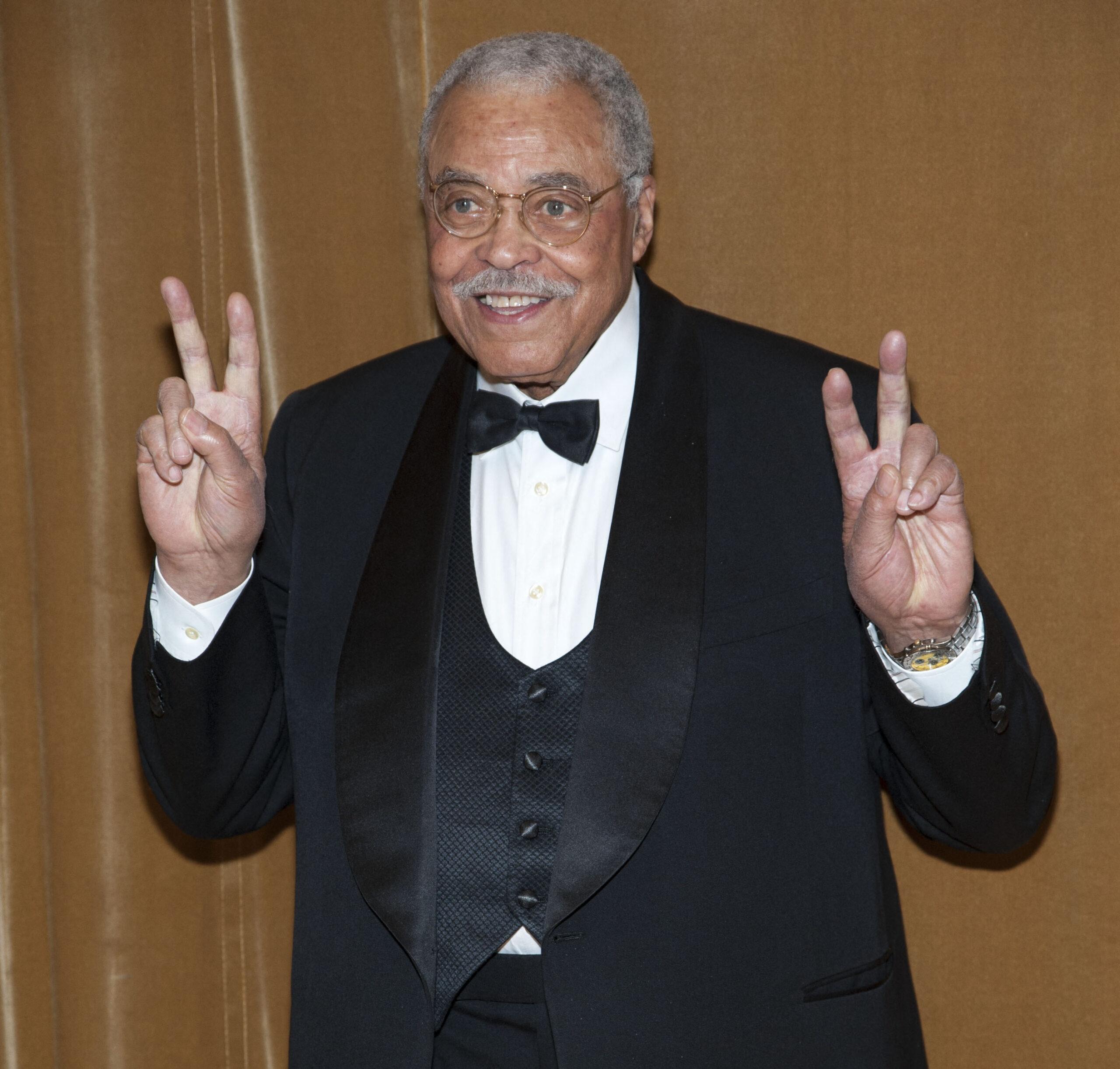 James Earl Jones segurando placas de paz