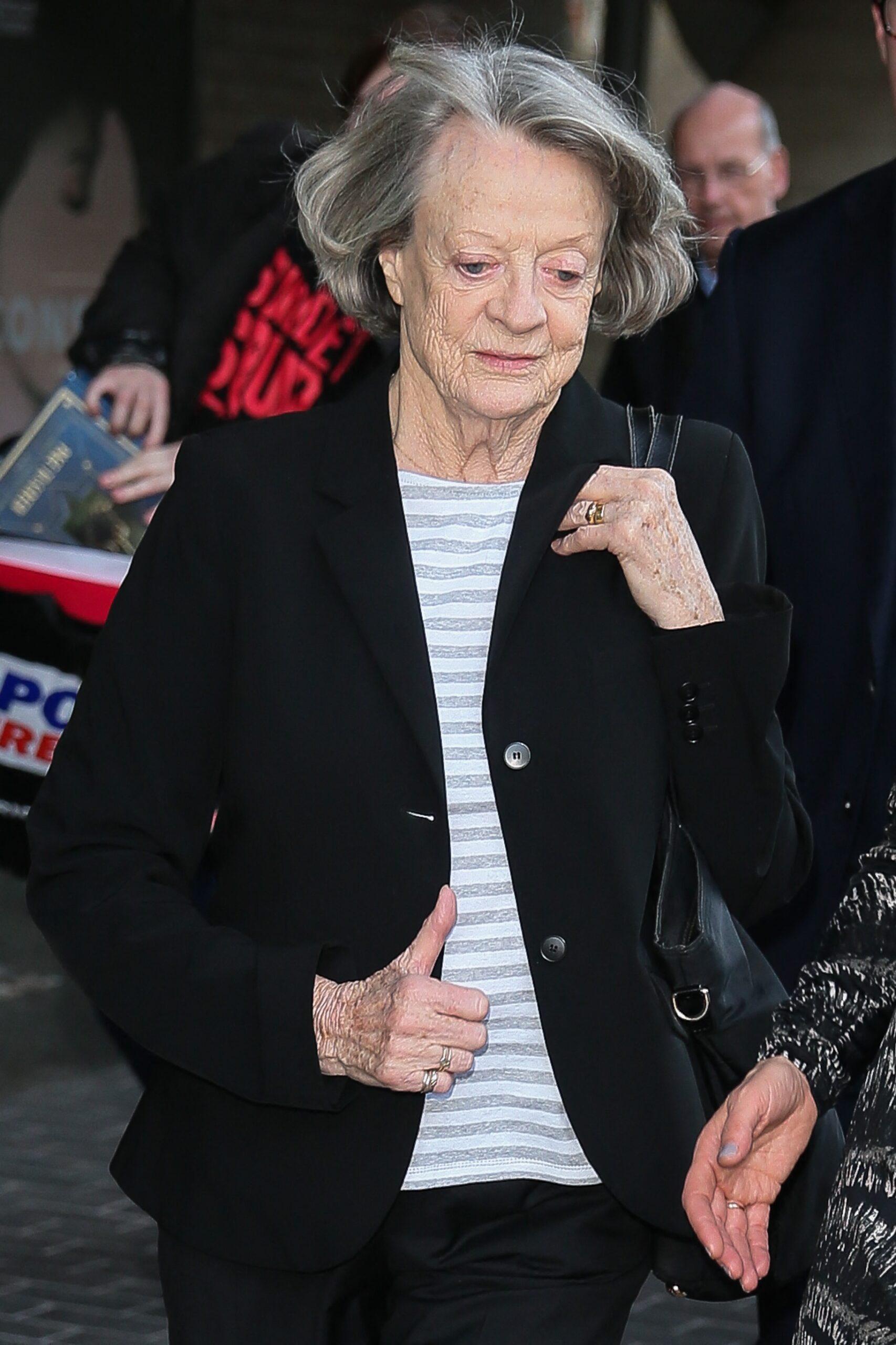 A atriz Maggie Smith é vista saindo do National Theatre após comparecer ao serviço memorial do dramaturgo Sir Peter Shafter - Londres