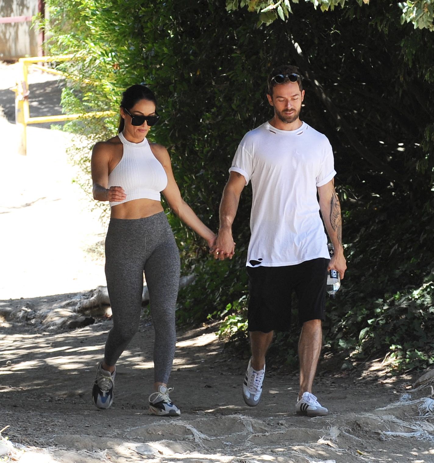 Nikki Bella e Artem Chigvintsev nas trilhas do Fryman Canyon