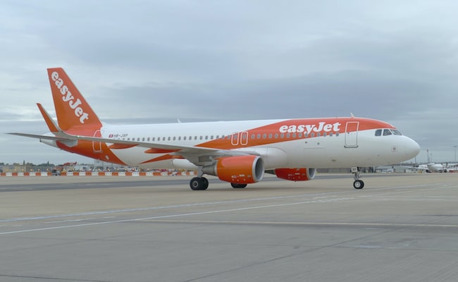 Voo EasyJet com destino a Londres faz pouso de emergência após saco de vaporizadores explodir