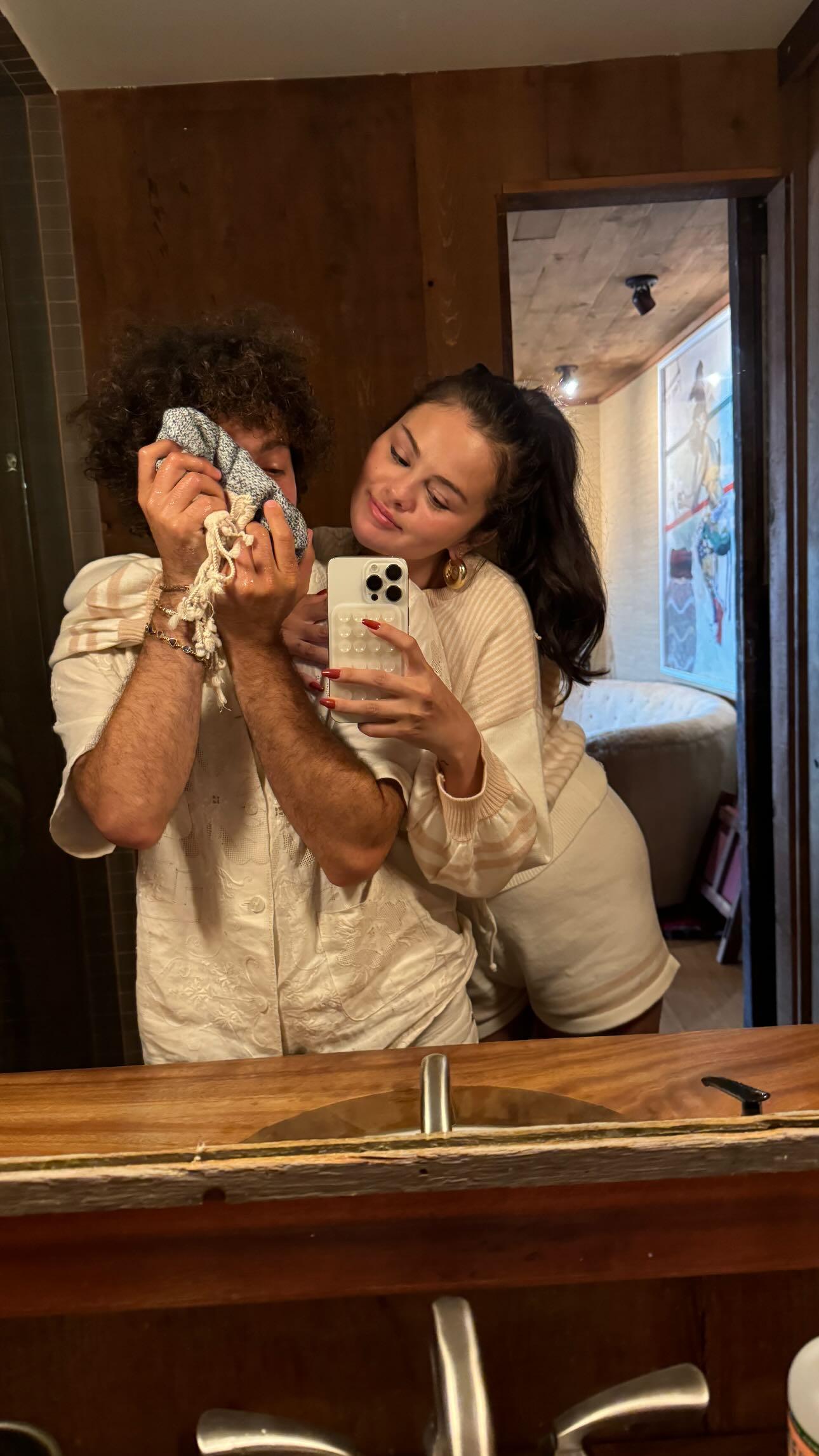 Selena Gomez e Benny Blanco tiram selfie no espelho