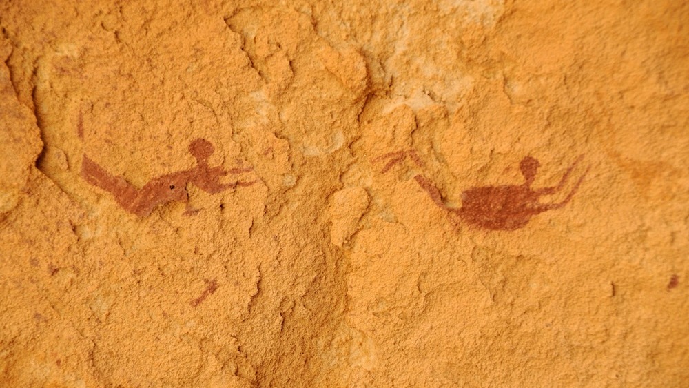 Arte rupestre de 9.000 anos de pessoas nadando no que hoje é o árido Saara