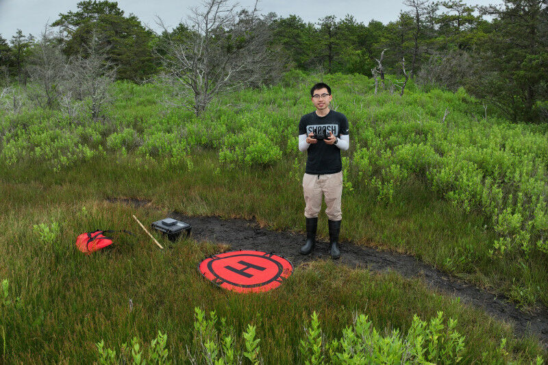 O estudante de pós-graduação Ernie IH Lee usa imagens de drones e aprendizado de máquina para ajudar