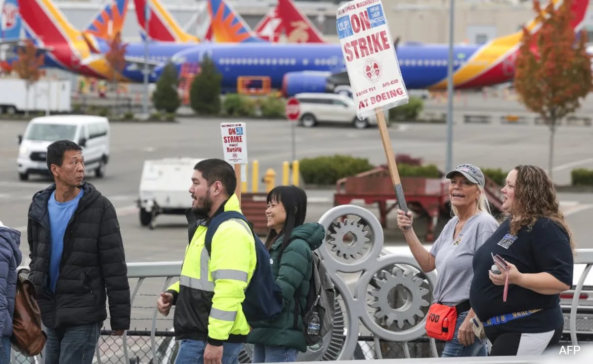 Aumento salarial de 35%, bônus de assinatura de US$ 7.000: acordo da Boeing com trabalhadores que protestam