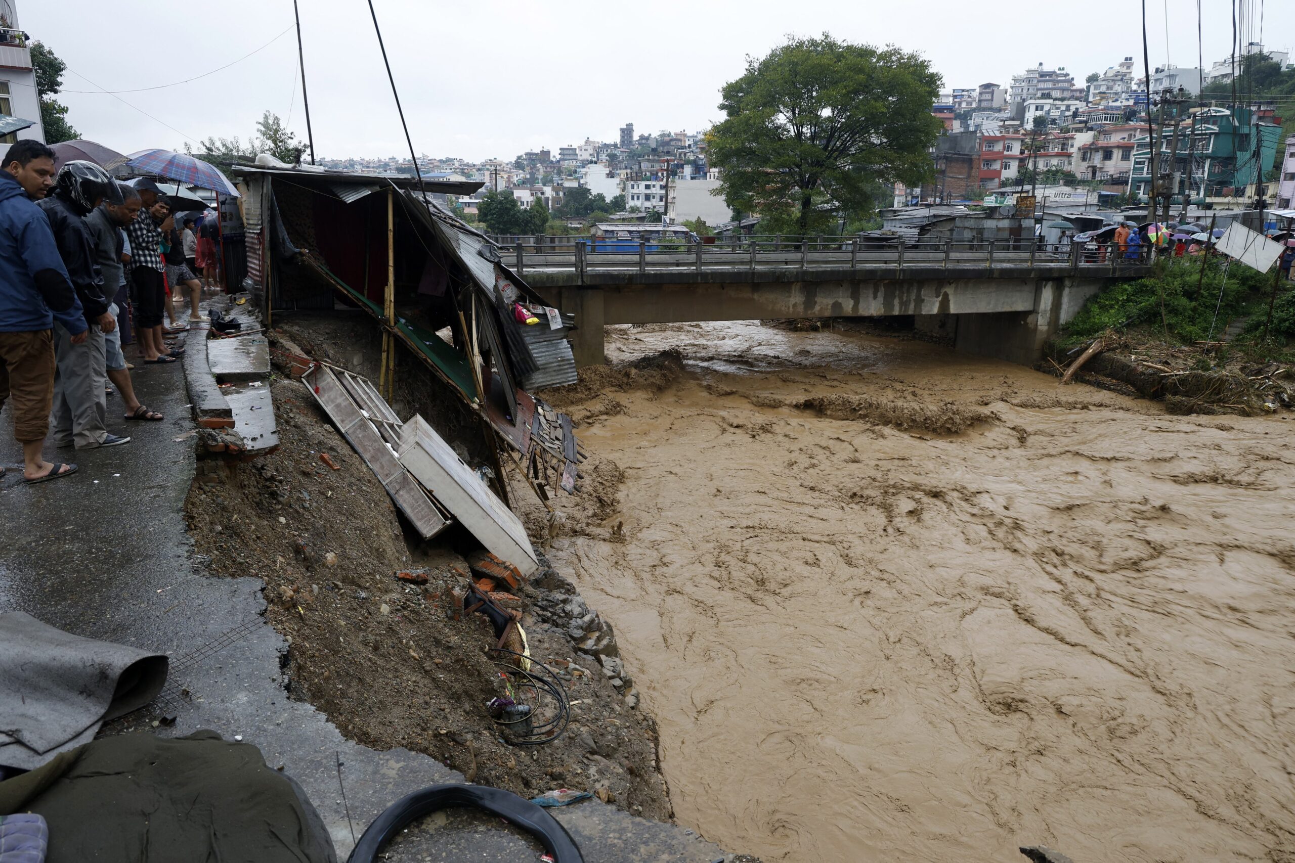 "O estrago está feito": raiva no Nepal devido aos atrasos na ajuda humanitária enquanto as inundações matam 225 pessoas