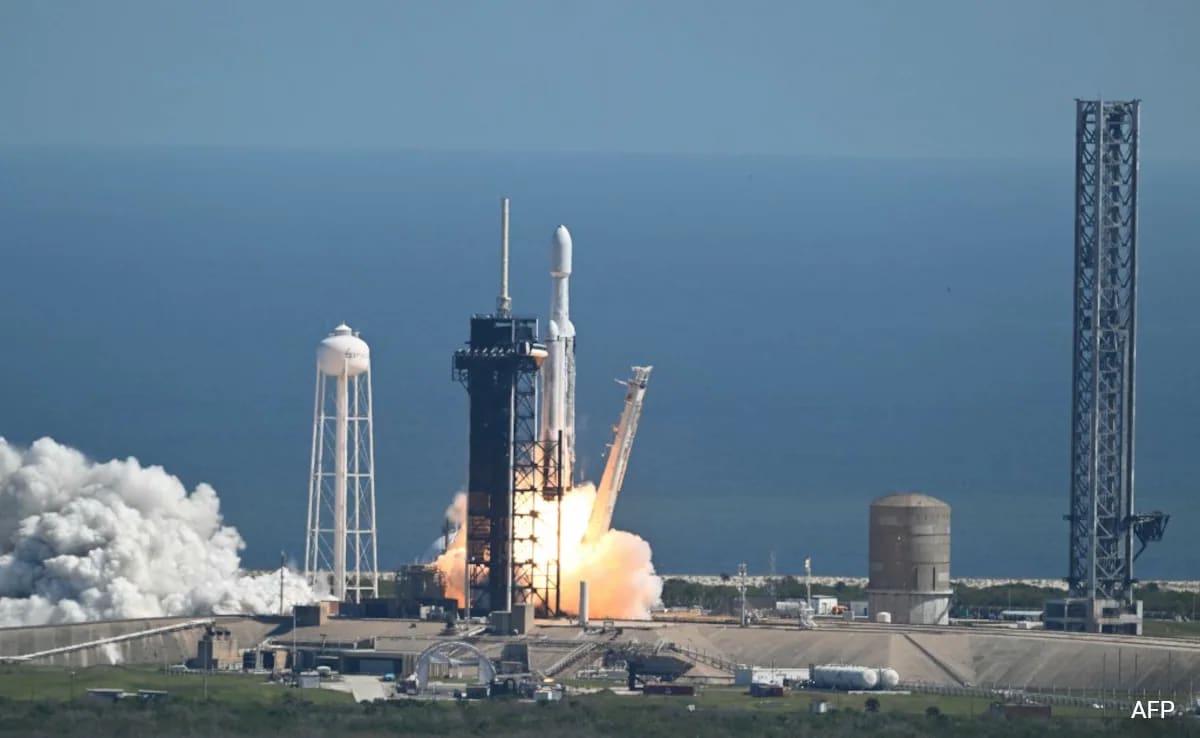 Sonda Europa Clipper da NASA decola em direção à lua gelada de Júpiter