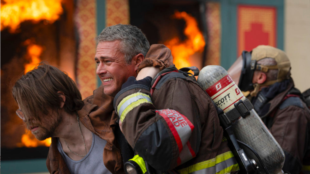 Severide salva uma vítima.