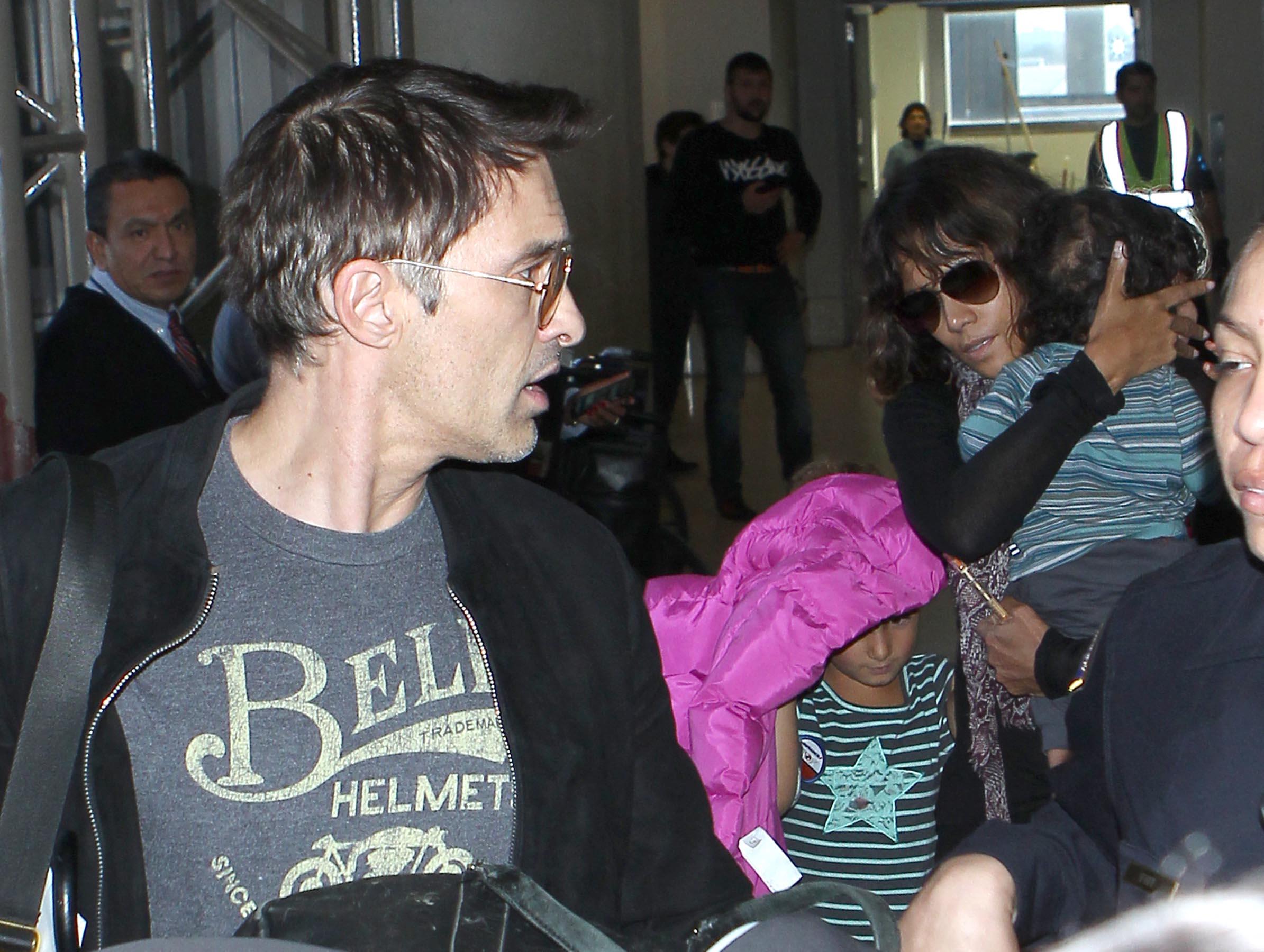 Halle Berry com seus filhos e Olivier Martinez pousam no LAX