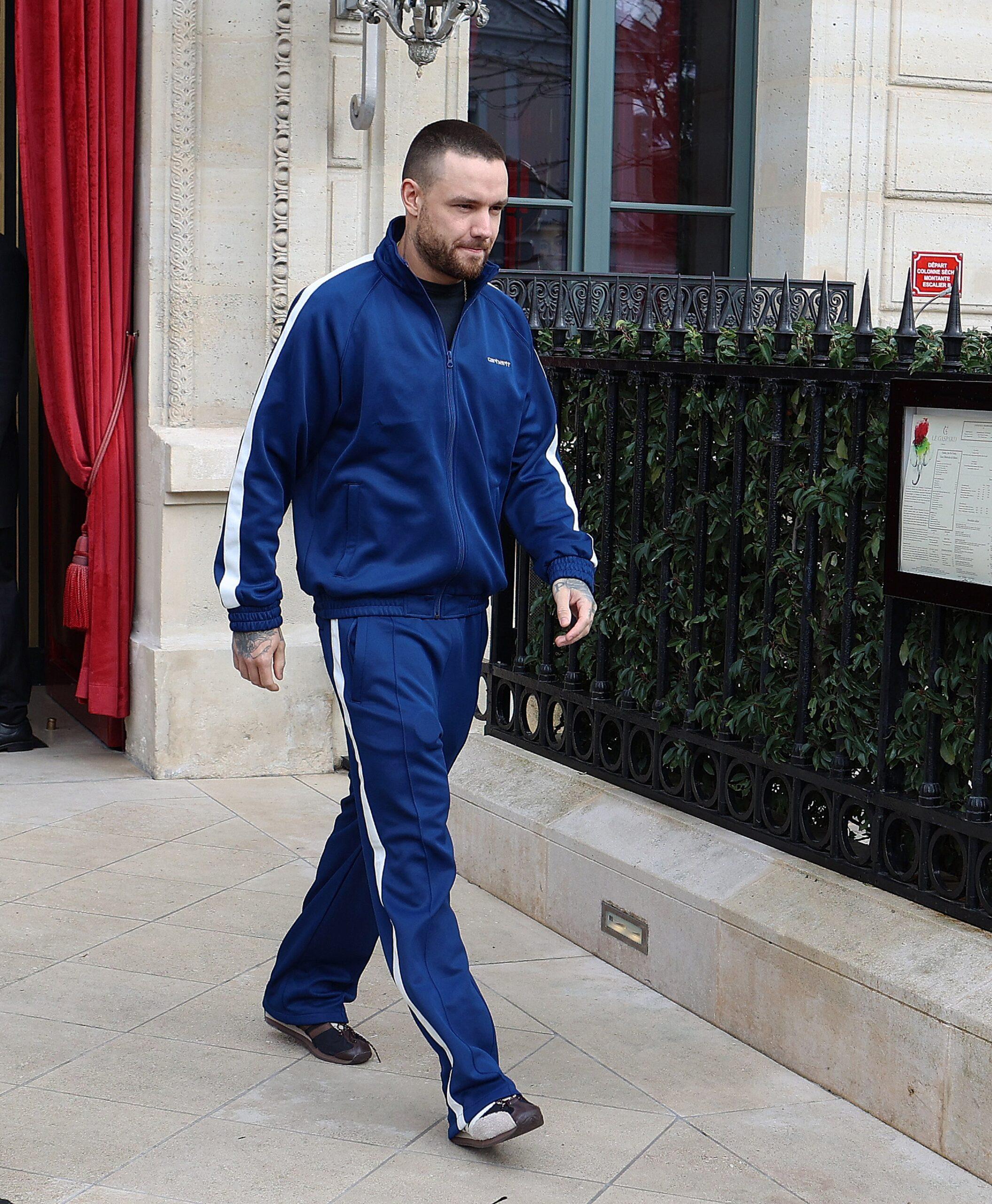 Liam Payne caminhando em Paris