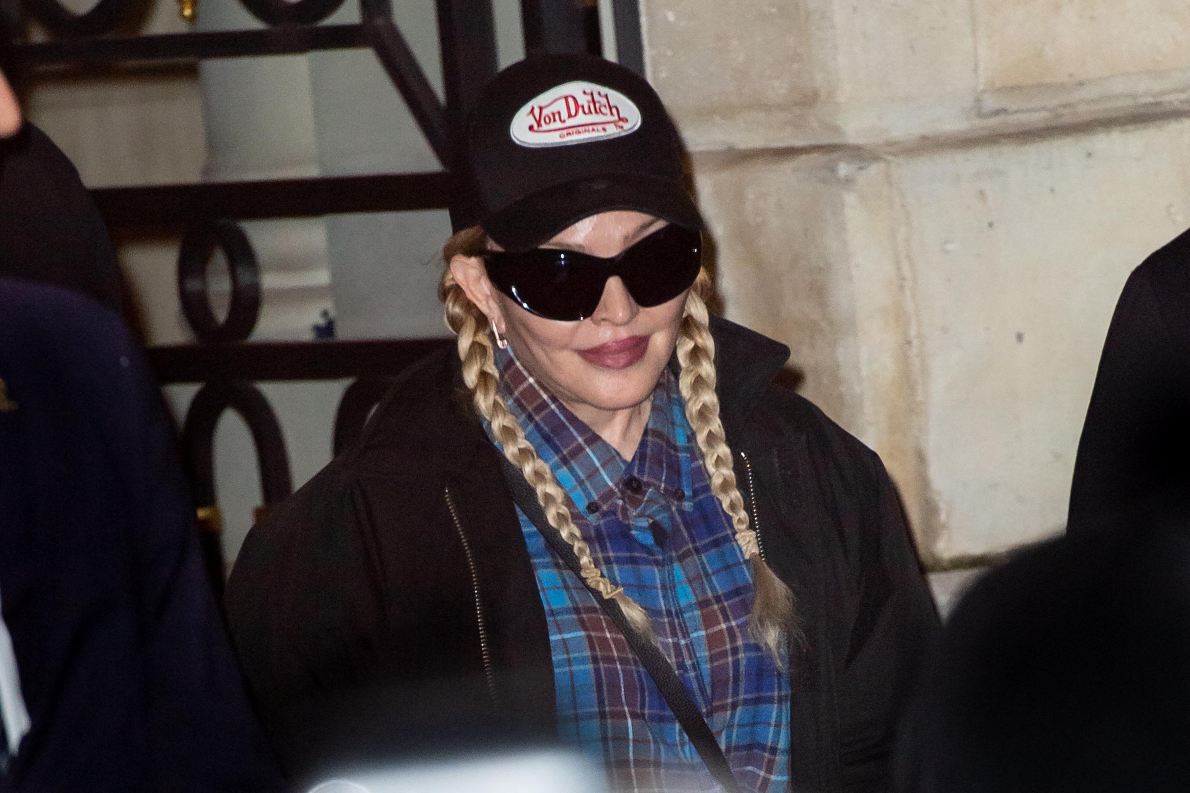 Madonna é vista saindo do hotel Ritz em Paris