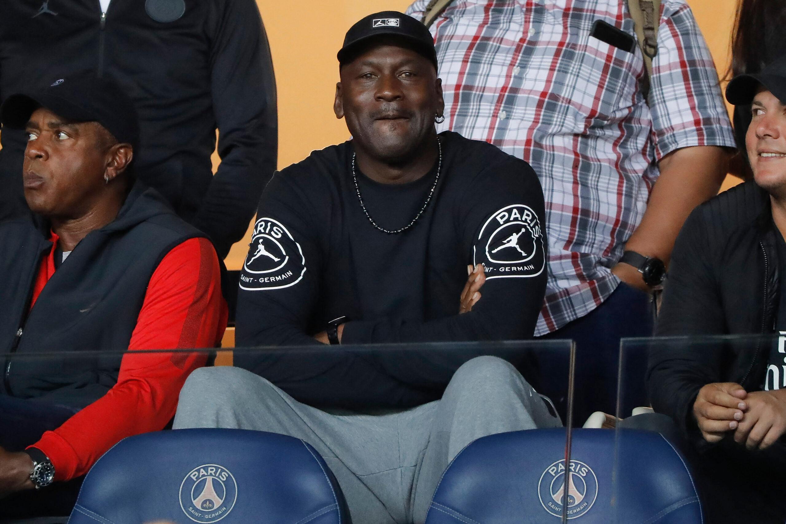 Michael Jordan na ex-lenda do basquete dos EUA Michael Jeffrey Jordan participa da partida de futebol francês L1 entre o Paris Saint Germain