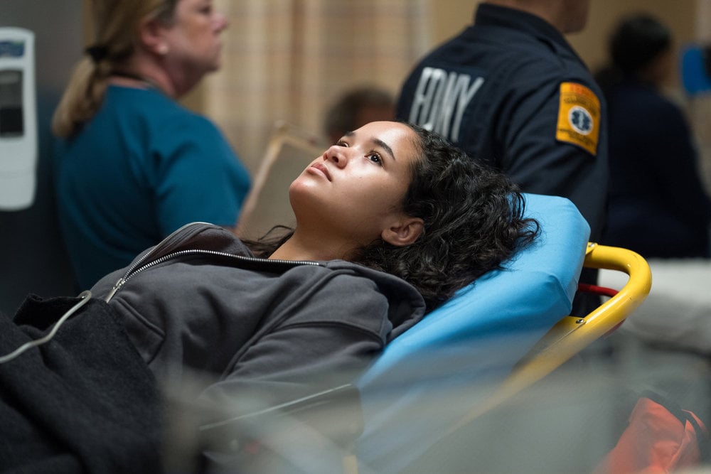 Uma jovem é levada para o hospital em uma maca em Law & Order: SVU Temporada 26, Episódio 4.