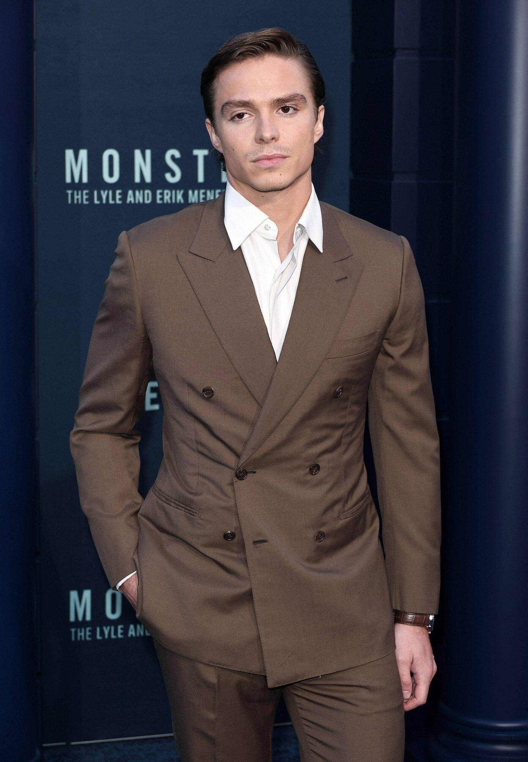 Nicholas Alexander Chavez na estreia de Monsters, The Lyle e Erik Menendez Story em Los Angeles