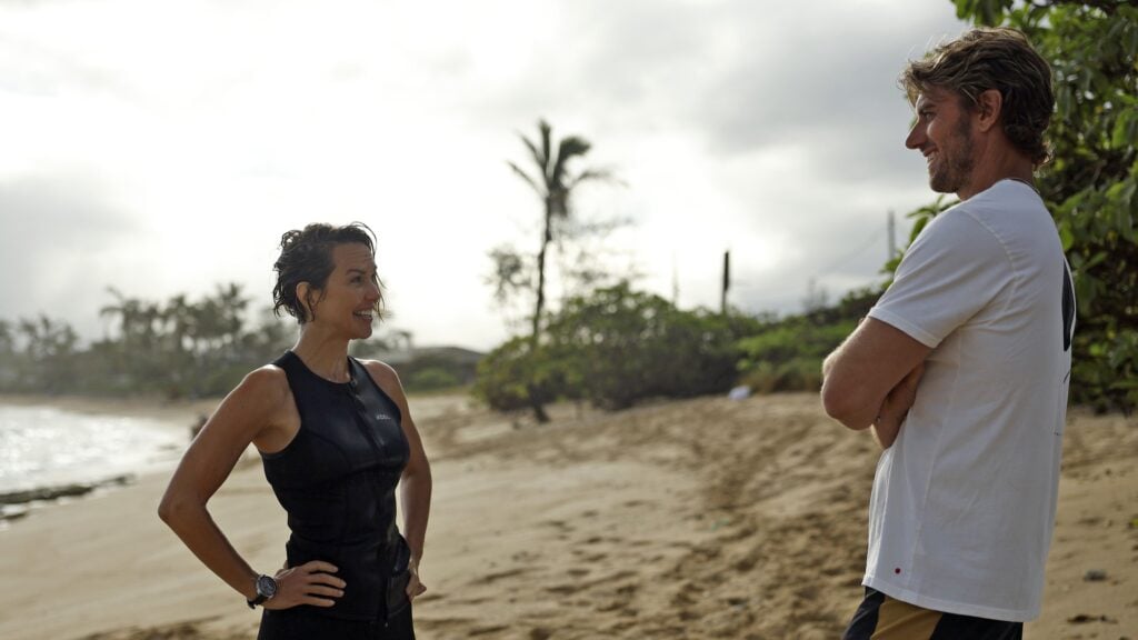 Will e Em conversam na praia durante o episódio 4 da 1ª temporada do Rescue HI-Surf.