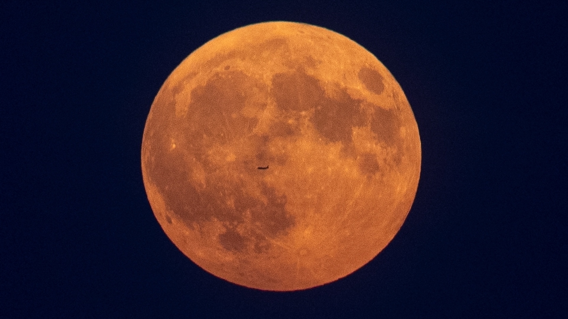 A maior superlua do ano está prestes a nascer: quando ver a 'Lua do Caçador' no seu melhor e mais brilhante