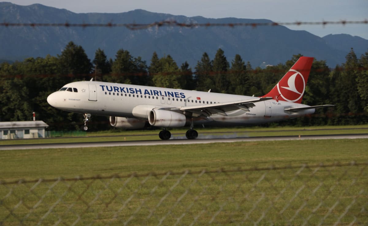 Piloto da Turkish Airlines morre durante o voo, forçando pouso de emergência