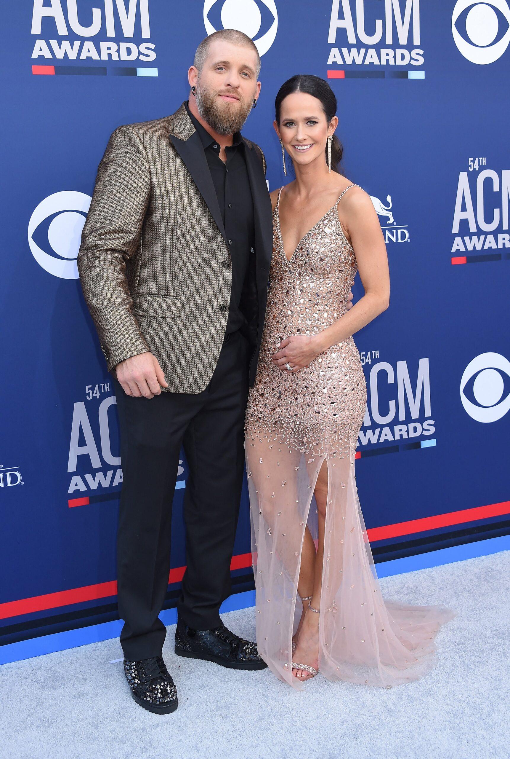 Brantley Gilbert e esposa no 54º Prêmio ACM Anual, Chegadas, Grand Garden Arena