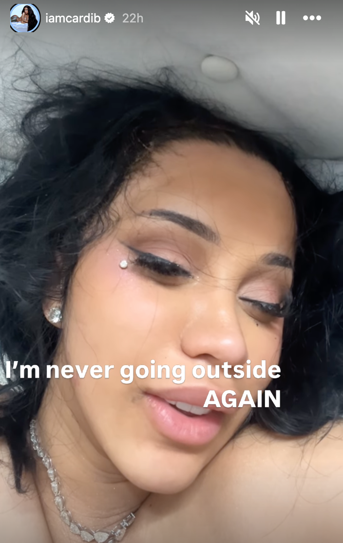 Cardi B na cama depois de festa épica