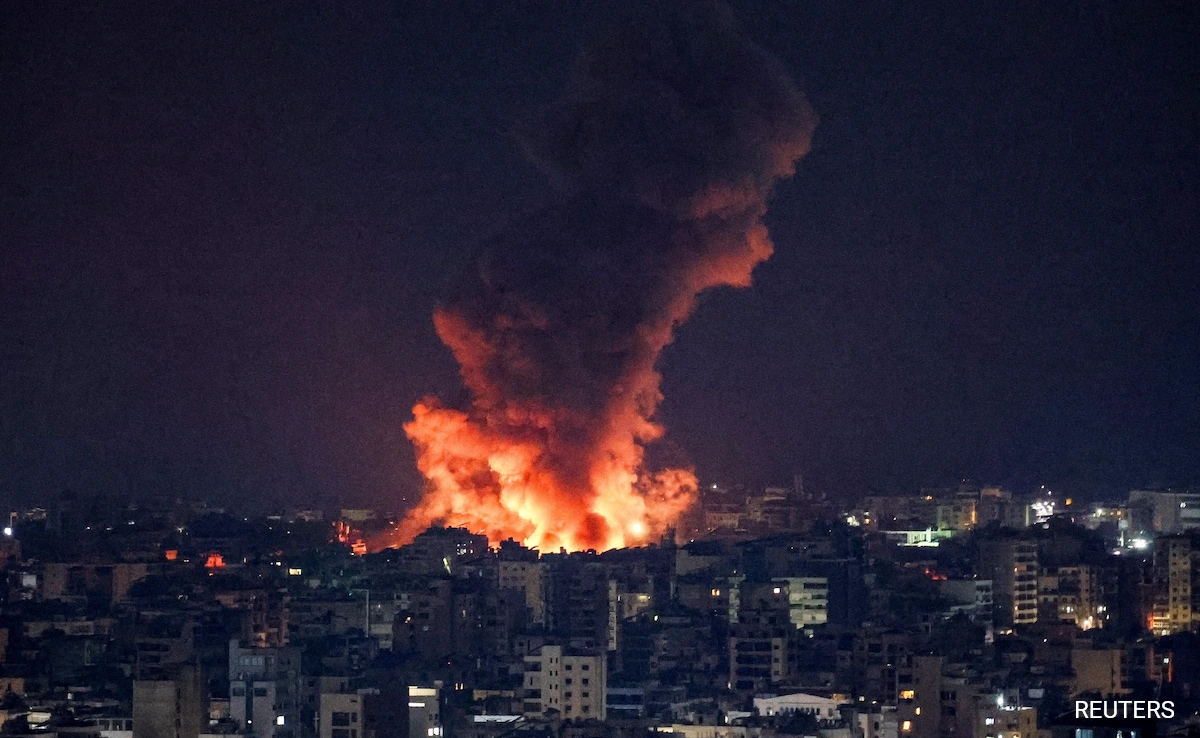 Ataques massivos israelenses atingem o sul de Beirute, provocando flashes vistos