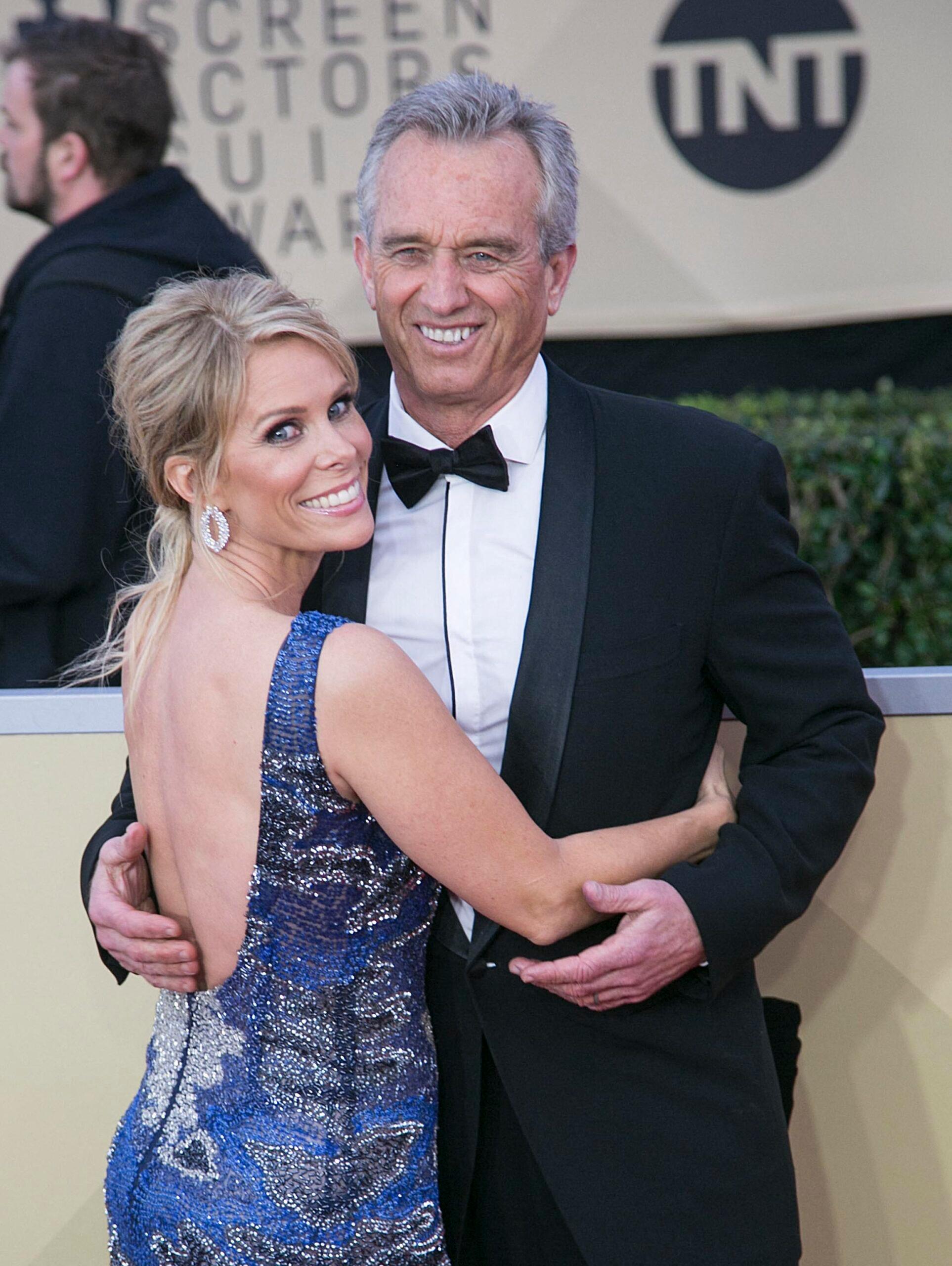 Cheryl Hines abraçando RFK Jr.