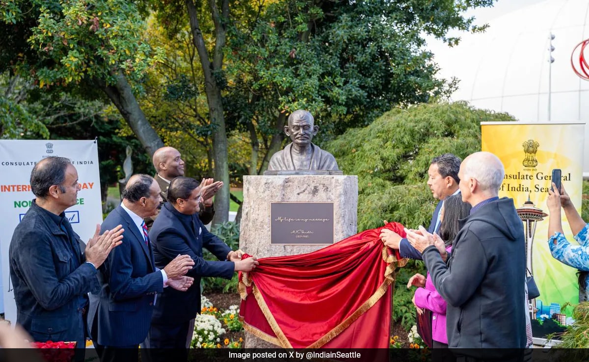 Busto de Mahatma Gandhi adorna centro de Seattle, nos EUA