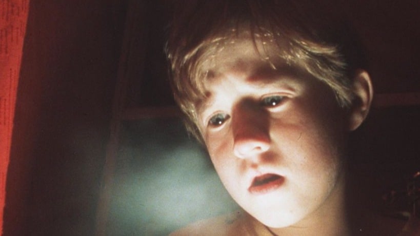 Assustado com seus poderes paranormais, Cole Sear (Haley Joel Osment), de 8 anos, é muito jovem para entender seu propósito em