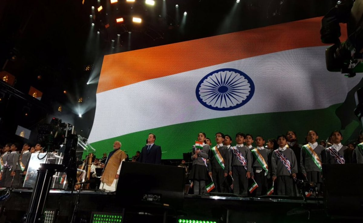 O primeiro-ministro Narendra Modi com David Cameron durante evento no Estádio de Wembley em 2015