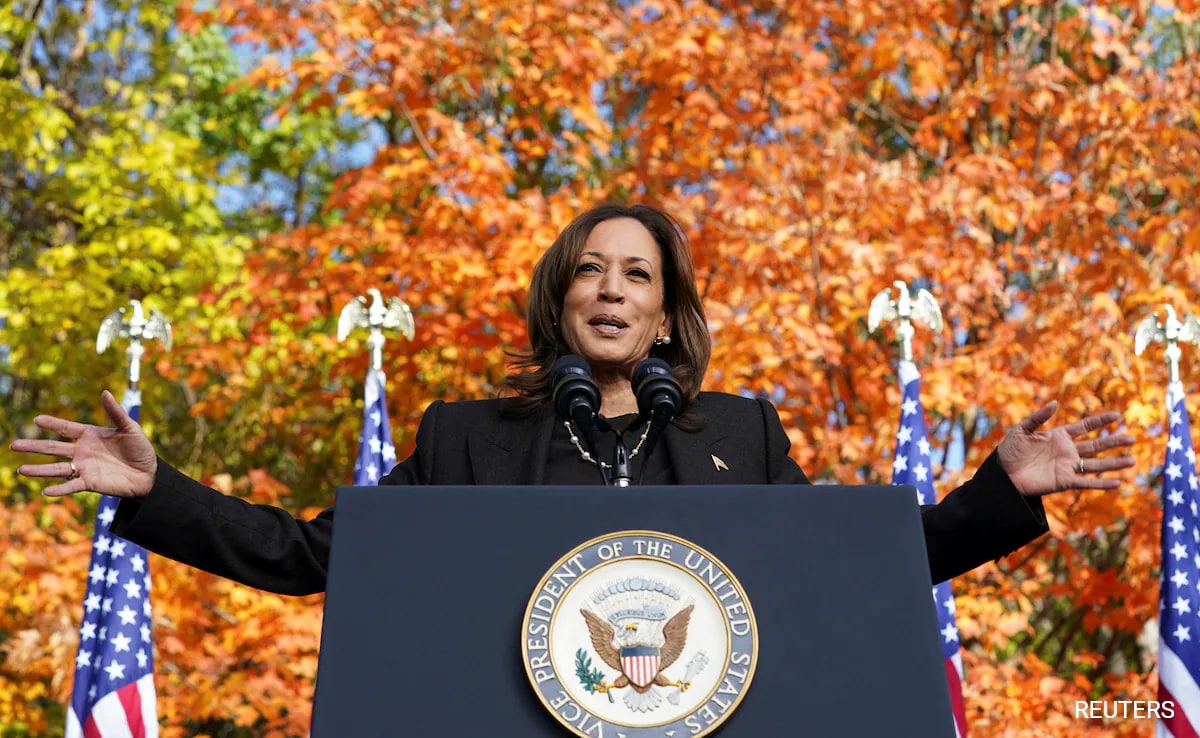 A resposta espirituosa de Kamala Harris confunde Hecklers que apoiam Trump, multidão aplaude