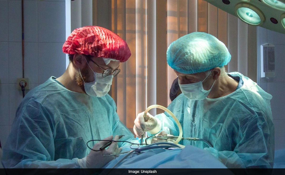 Homem dos EUA acorda na mesa de operação enquanto médicos se preparam para remover seu coração