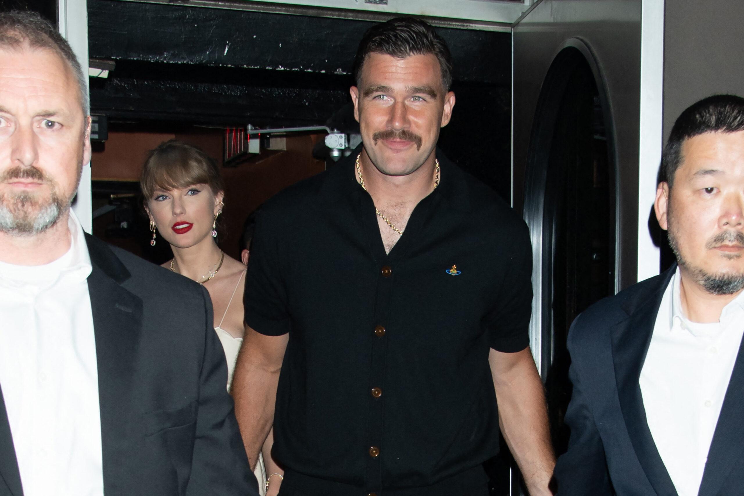 Taylor Swift e Travis Kelce entrando no casamento de Karen Elson