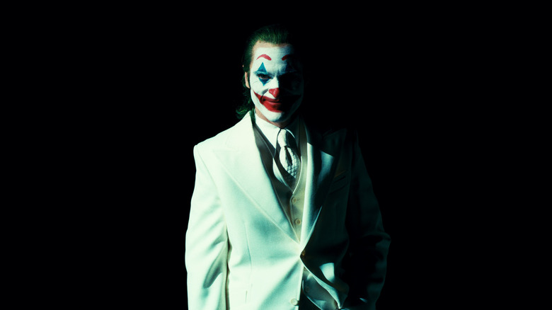 Joker Madness um terno branco deux