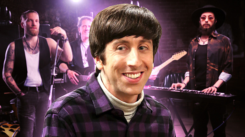 Howard Wolowitz na frente da banda Big Bang Theory