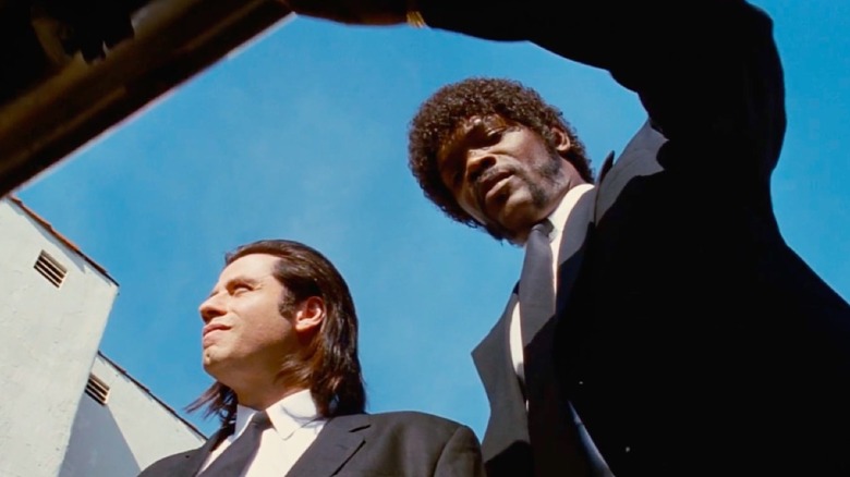 Vincent e Jules abrindo o porta-malas do carro Pulp Fiction