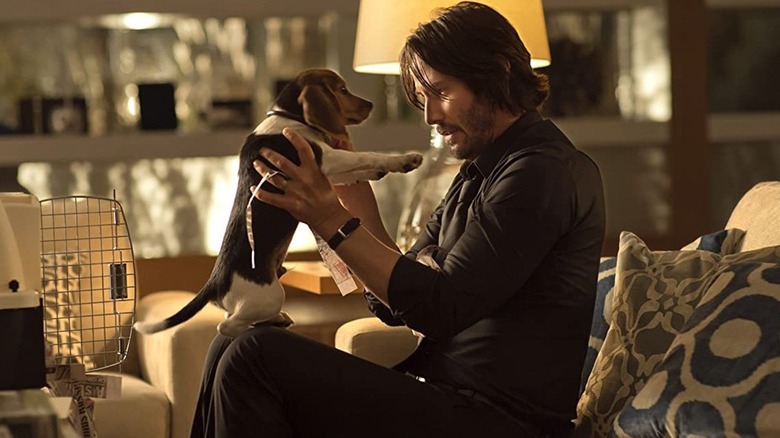 John Wick segurando Daisy no primeiro filme de John Wick