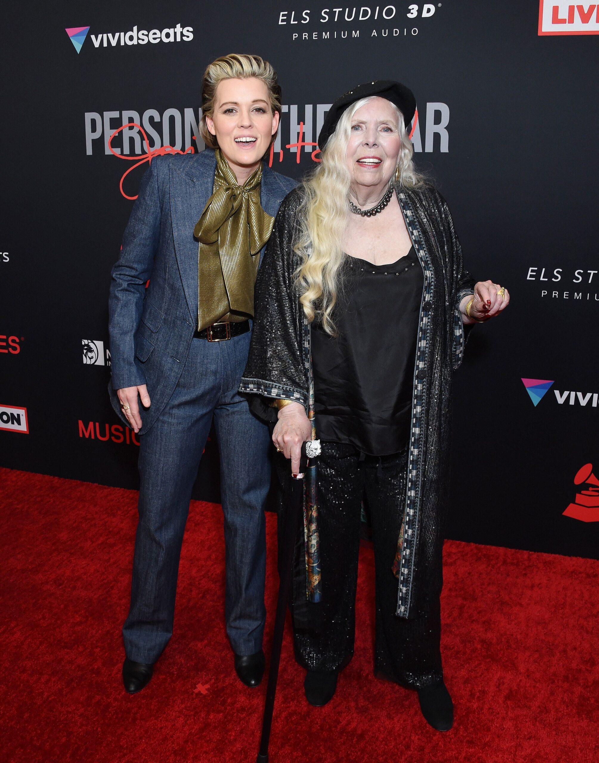 Joni Mitchell e amiga na 31ª Gala Anual da Personalidade do Ano da MusiCares