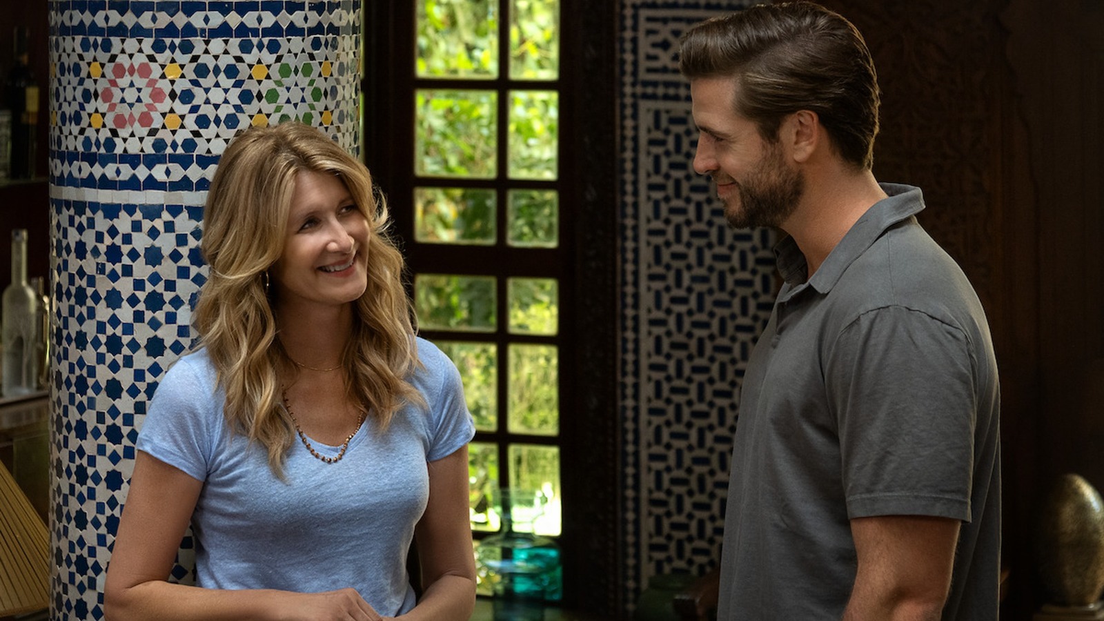 Um drama romântico de 2024 com Laura Dern e Liam Hemsworth está arrasando na Netflix